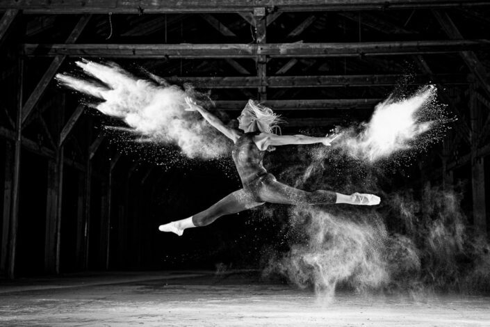 Photographie artistique à Troyes avec une danseuse et de la farine