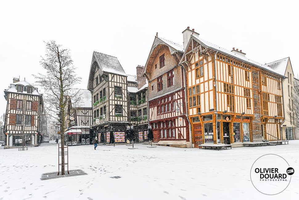 place de l'hotel de ville de Troyes neige