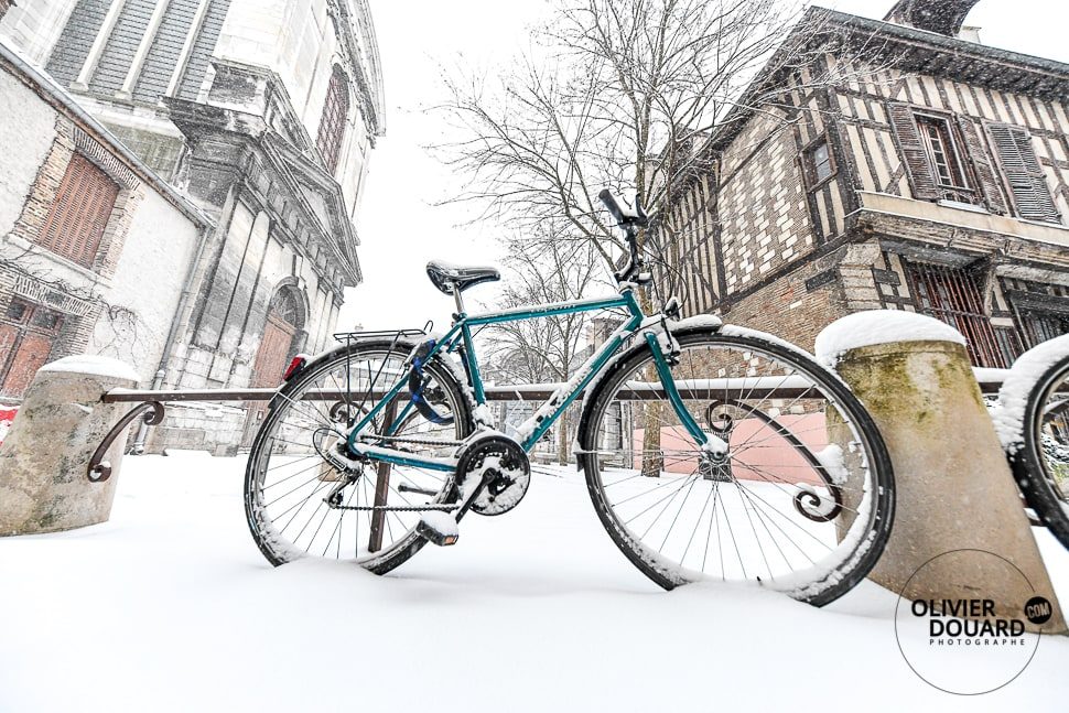 vélo à Troyes sous la neige
