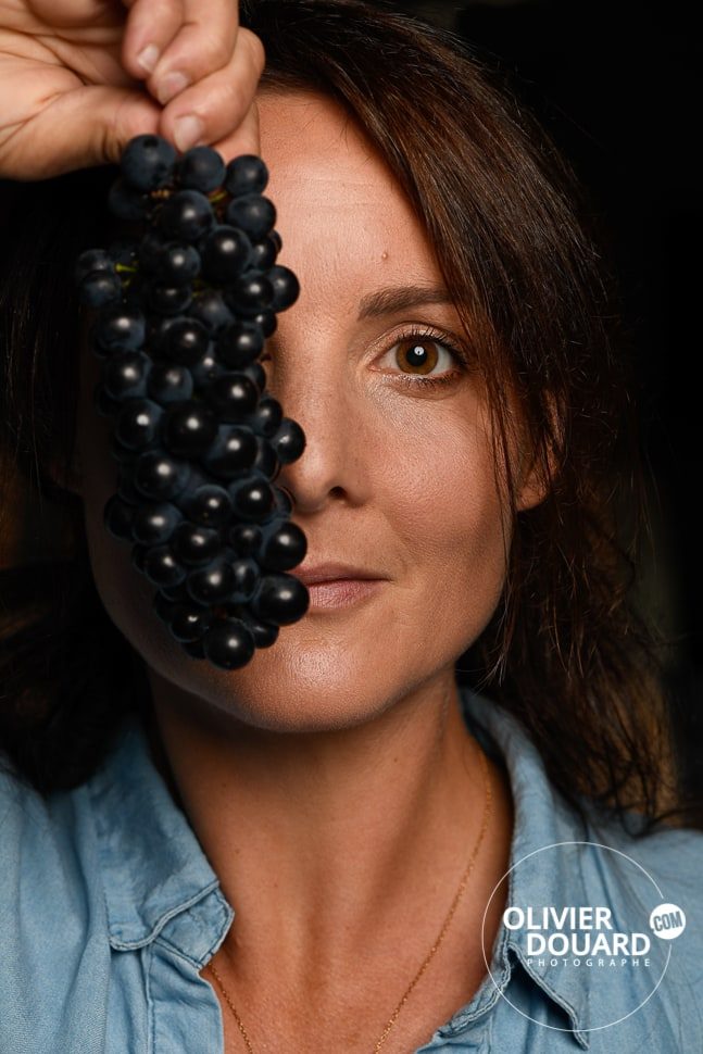 photographe vin portrait vigneron femme raisin