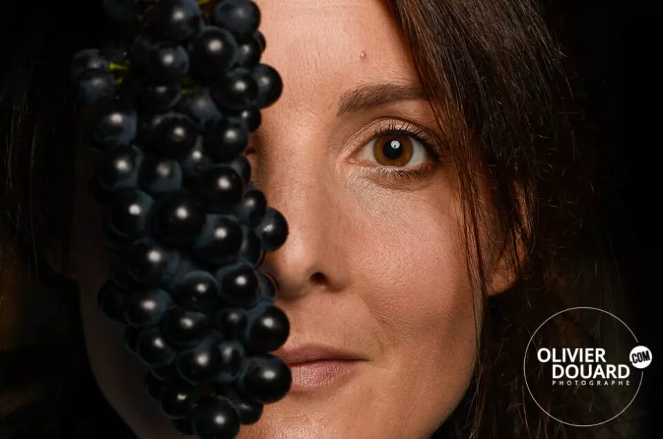 photographe vin portrait vigneron femme raisin
