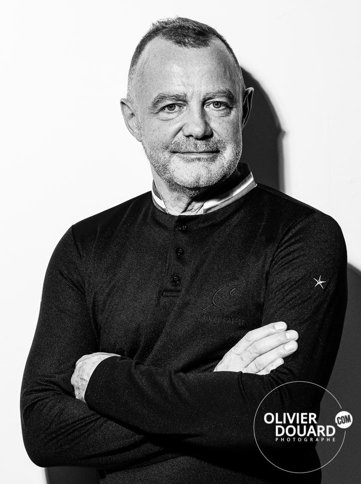 Portrait noir et blanc de Pascal Caffet au studio photo