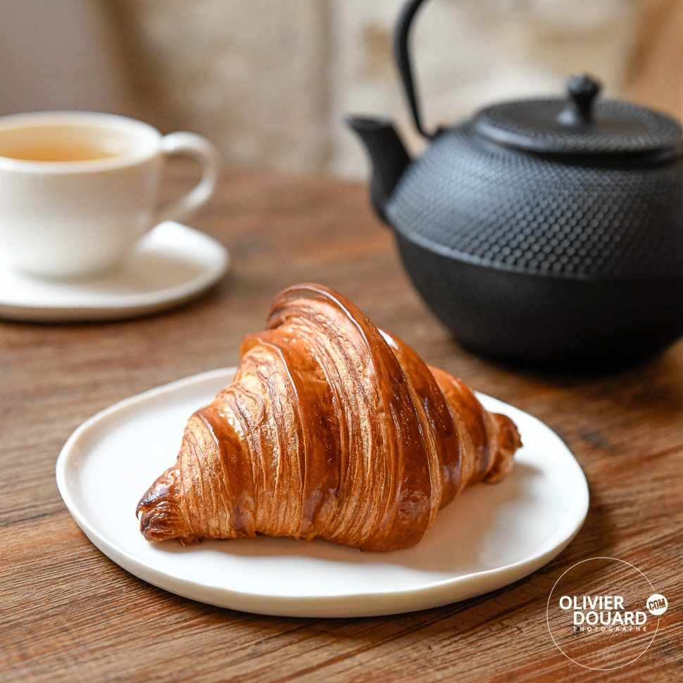 croissant au beurre avec thé parfumé