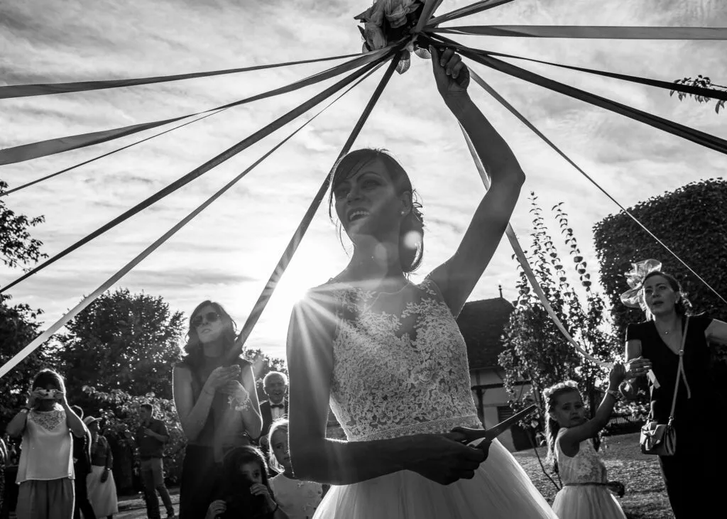 ronde des rubans de la mariée avec son bouquet