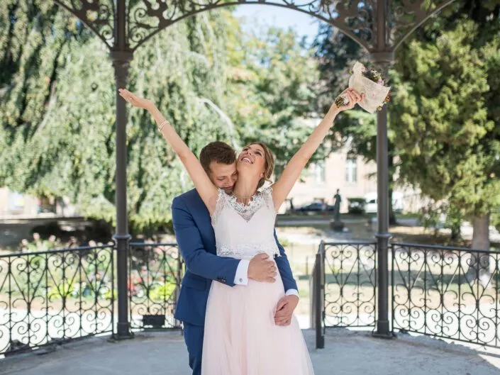 Mariés enlacés sous un kiosque lors d’un mariage en Champagne, instant de joie capturé par un photographe troyes mariage
