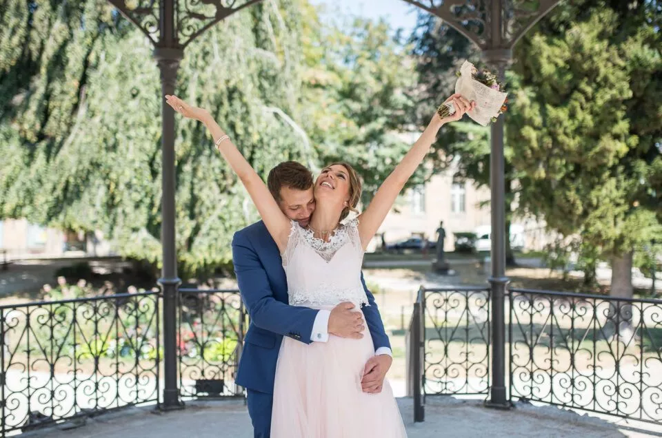 Mariés enlacés sous un kiosque lors d’un mariage en Champagne, instant de joie capturé par un photographe troyes mariage