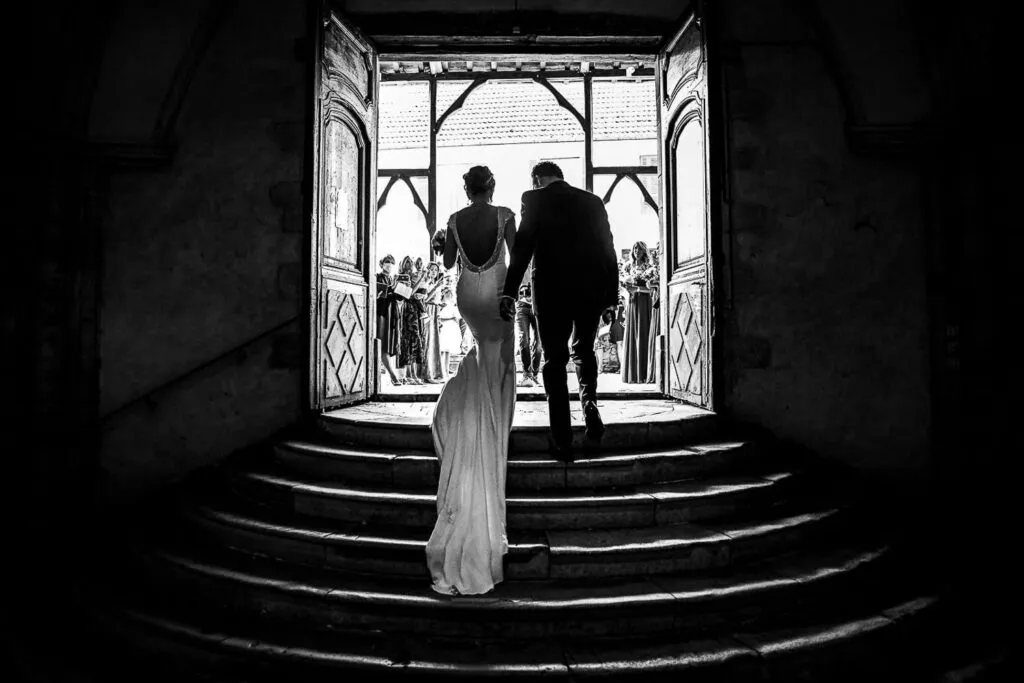 Les mariés sortent de l’église sous le regard des invités.