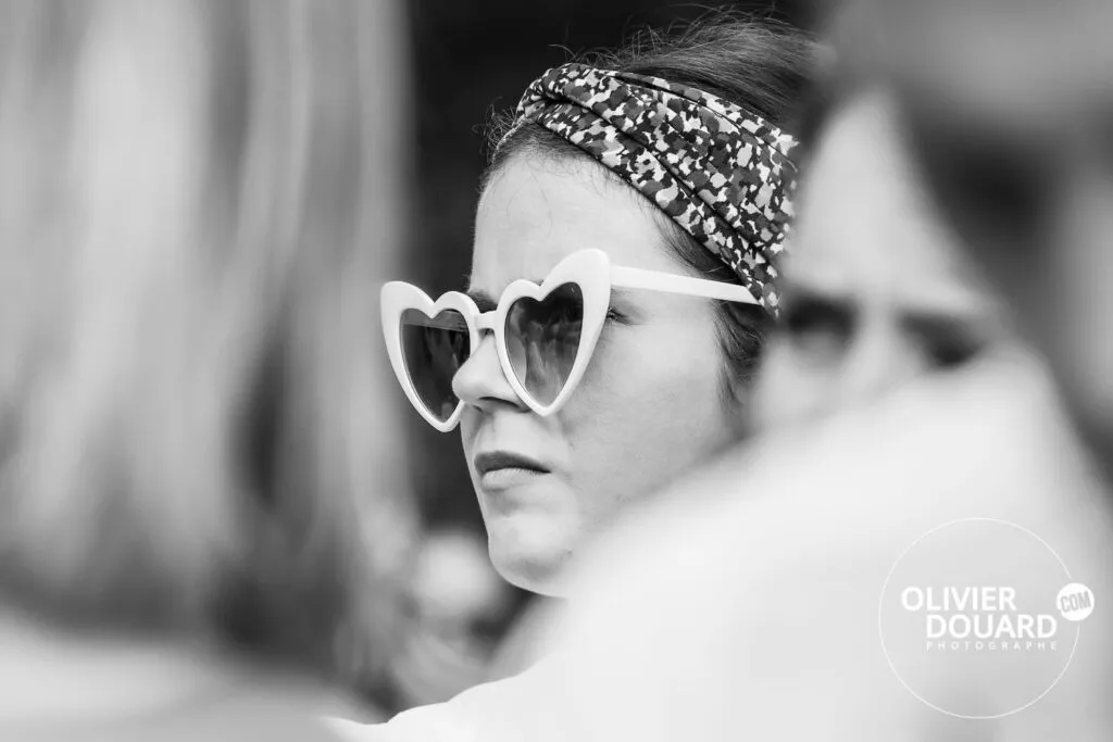 invitée du mariage avec des lunettes en forme de coeur pendant la cérémonie laïque au clos de beaurepaire