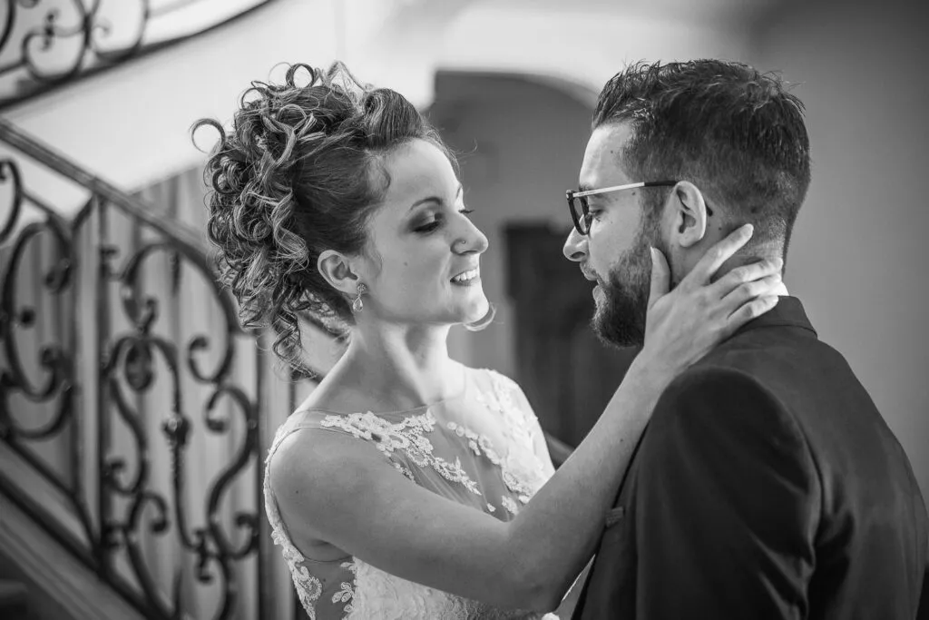séance photo des mariés dans le château près de Troyes