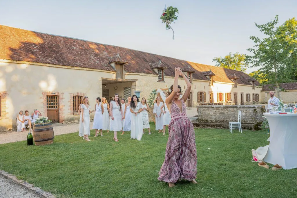 Lancer du bouquet de la mariée dans la cour du vin d'honneur au château de Vaux