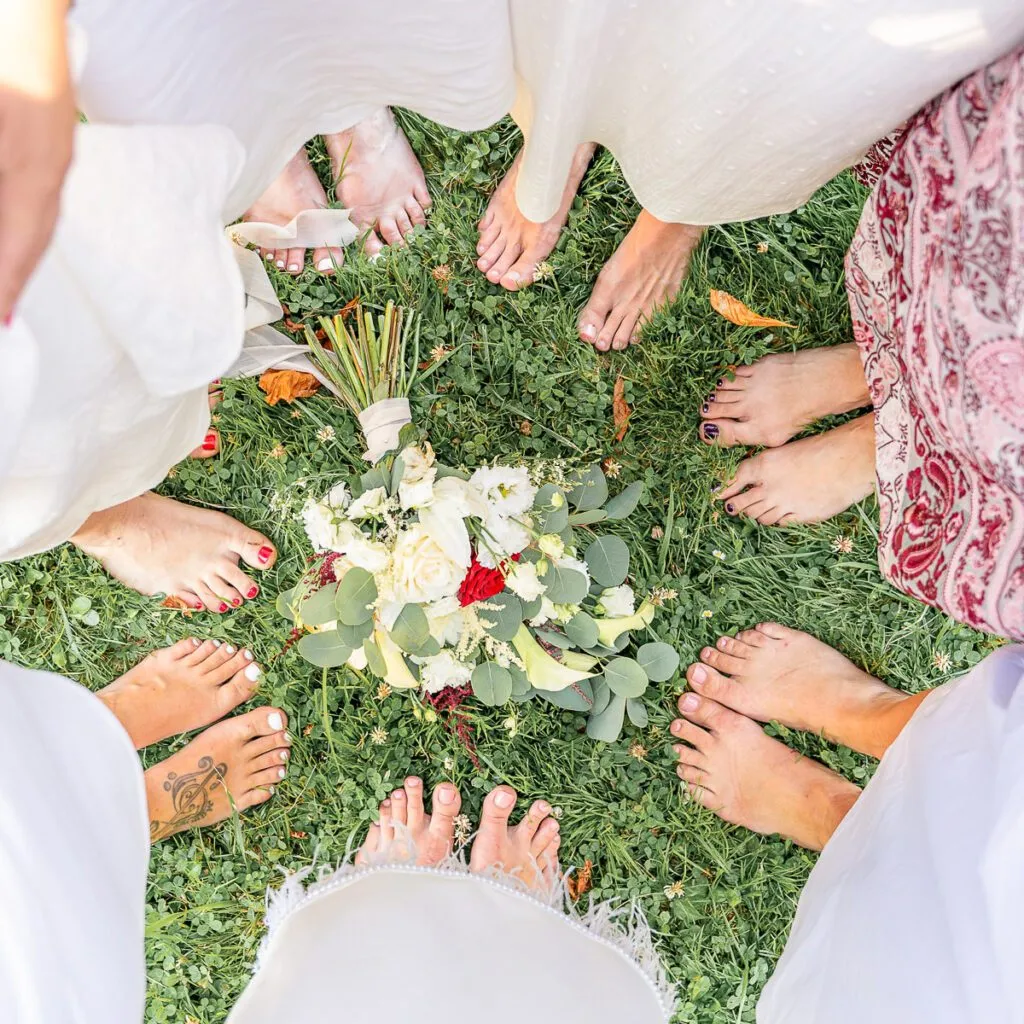 mariée au pieds nus avec ses témoins de mariage qui forme un cercle