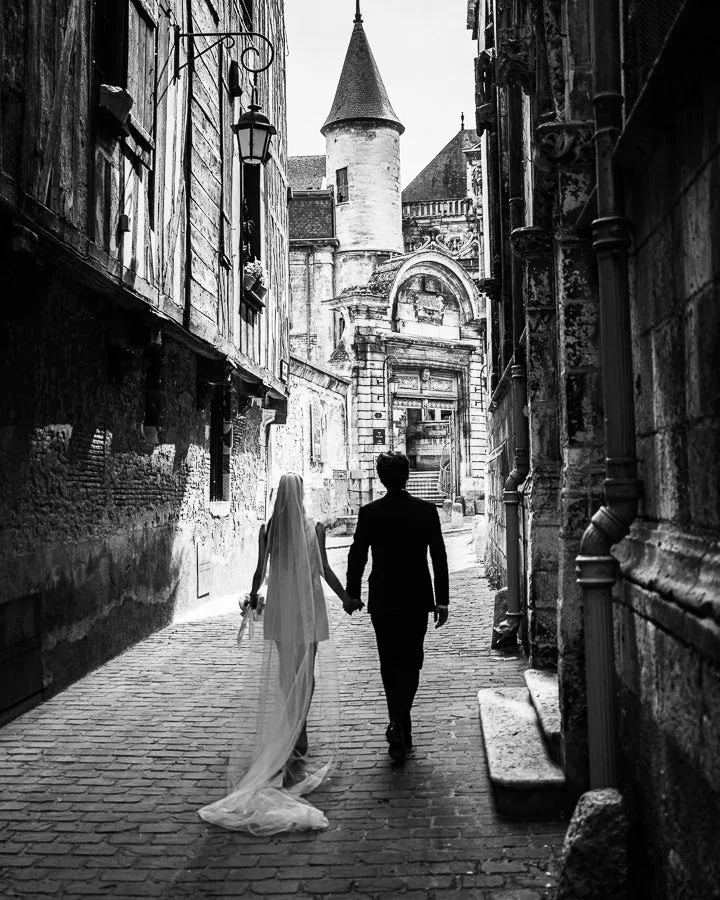 une ruelle de Troyes, où les mariés avancent vers l'hôtel de Vauluisant, photo en noir et blanc
