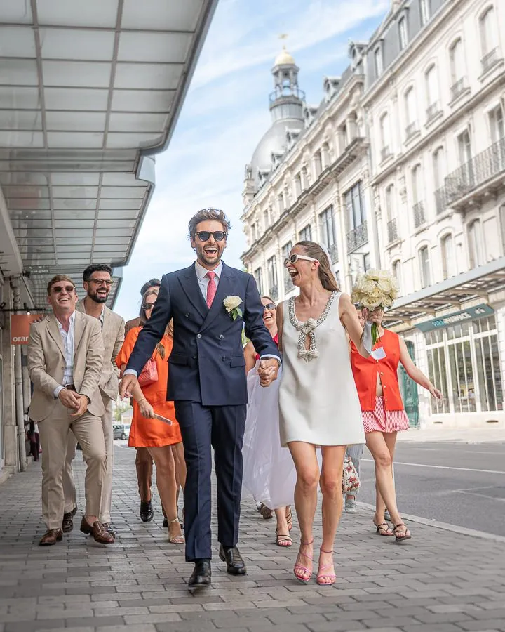 jeunes mariés avec leurs témoins de mariage longeant la mairie de Troyes