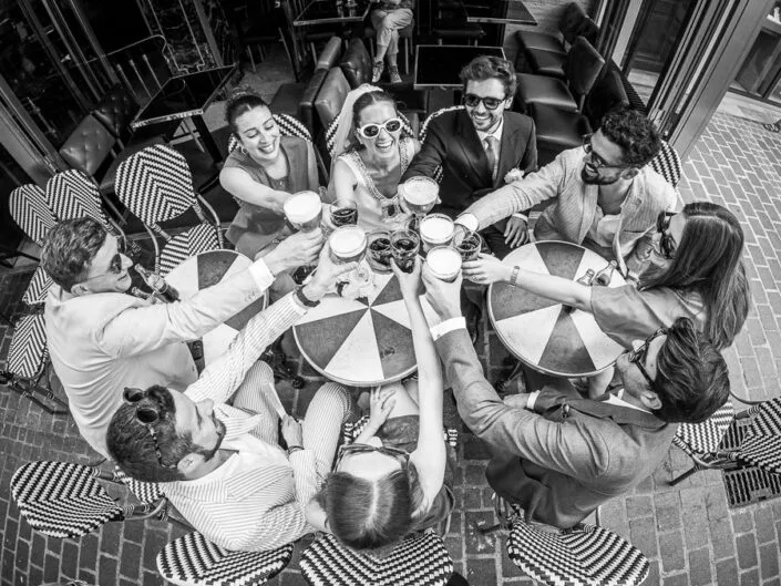 groupe d'amis avec les mariés qui célèbrent leur mariage dans la Brasserie des Vosges à Troyes