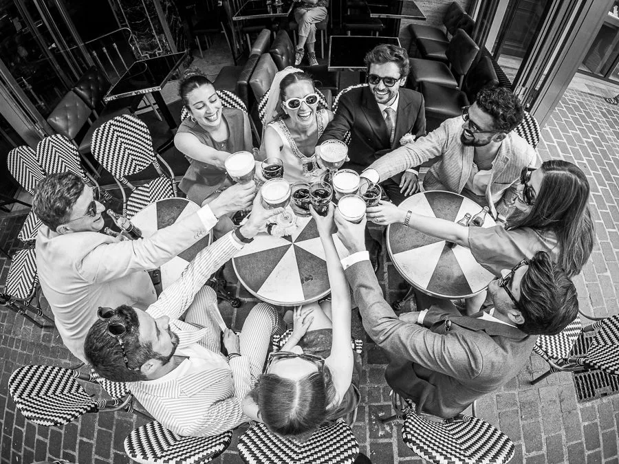 groupe d'amis avec les mariés qui célèbrent leur mariage dans la Brasserie des Vosges sur la terrasse