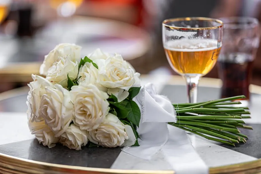 le bouquet de la mariée sur une table iconique de la brasserie des Vosges