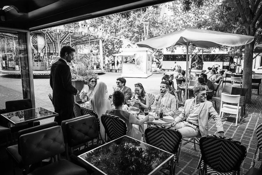 vue de l'intérieur d'un bar à Troyes avec les mariés et leurs invités