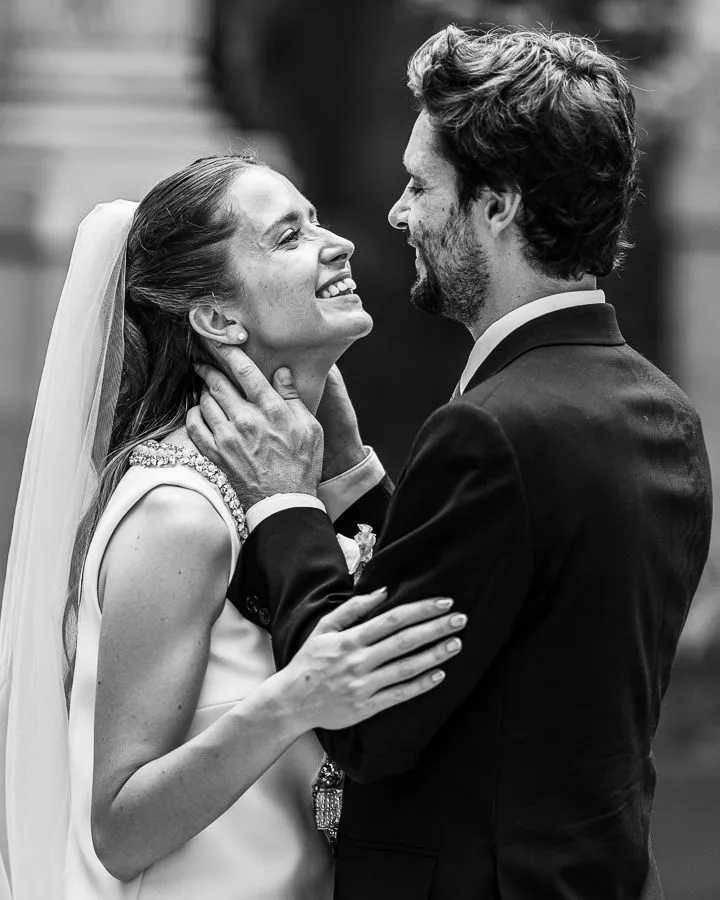 portraits des mariés en noir et blanc pendant un moment d'émotions